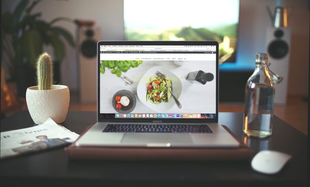 macbook-ouvert-site-web-pro